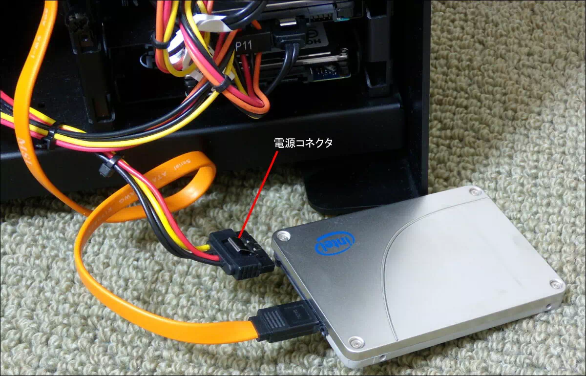 SSDに接続された電源コネクタを引き抜いた写真