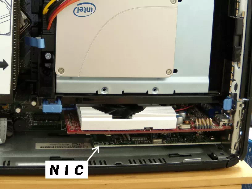 PC本体にNICを取付けた画像