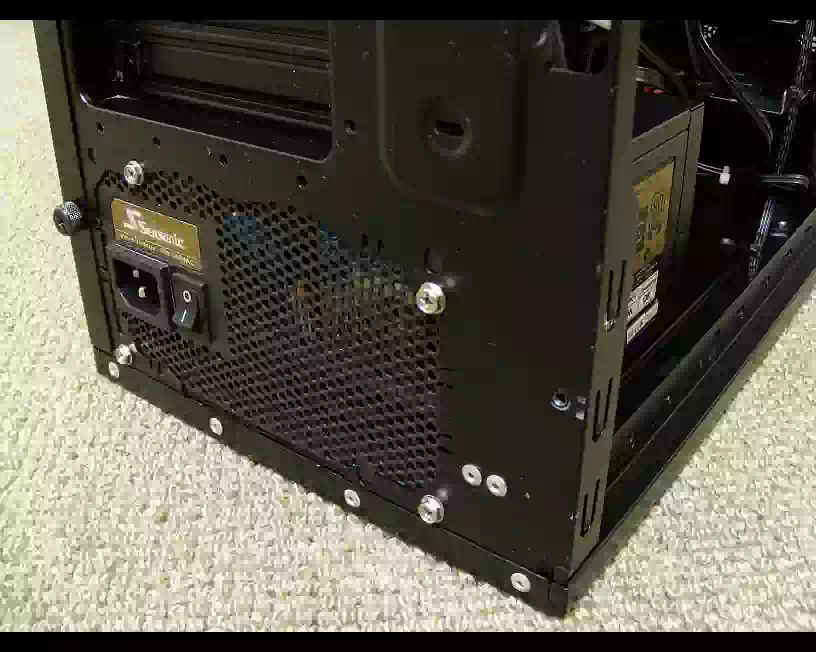 PCケース背面から見た電源ユニットの画像