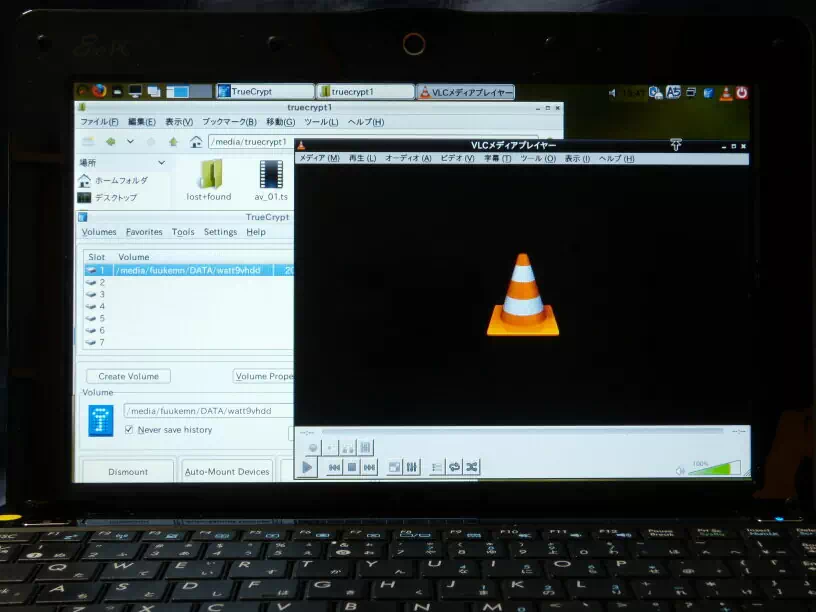 ASUS EeePC 1005HAで動画再生している画像