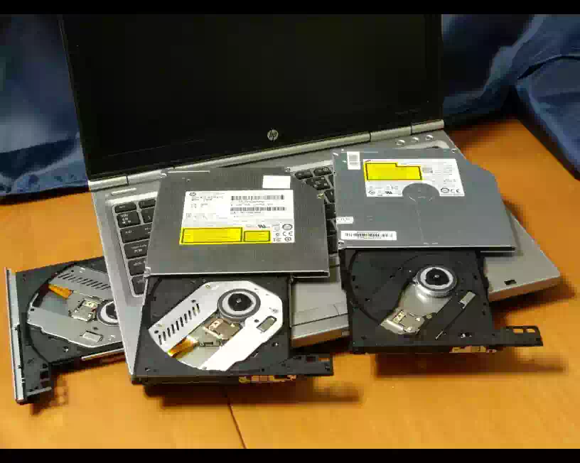 原因調査と交換に使用したノートPCとスーパーマルチDVDドライブの画像