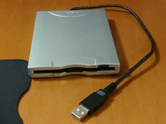 USB接続の外付けFDD画像