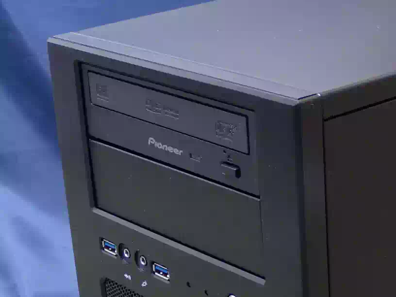 PCケースに取り付けたパイオニア Blu-rayドライブ