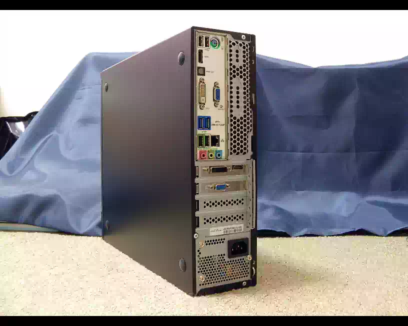スリムタワー型PCの背面の画像